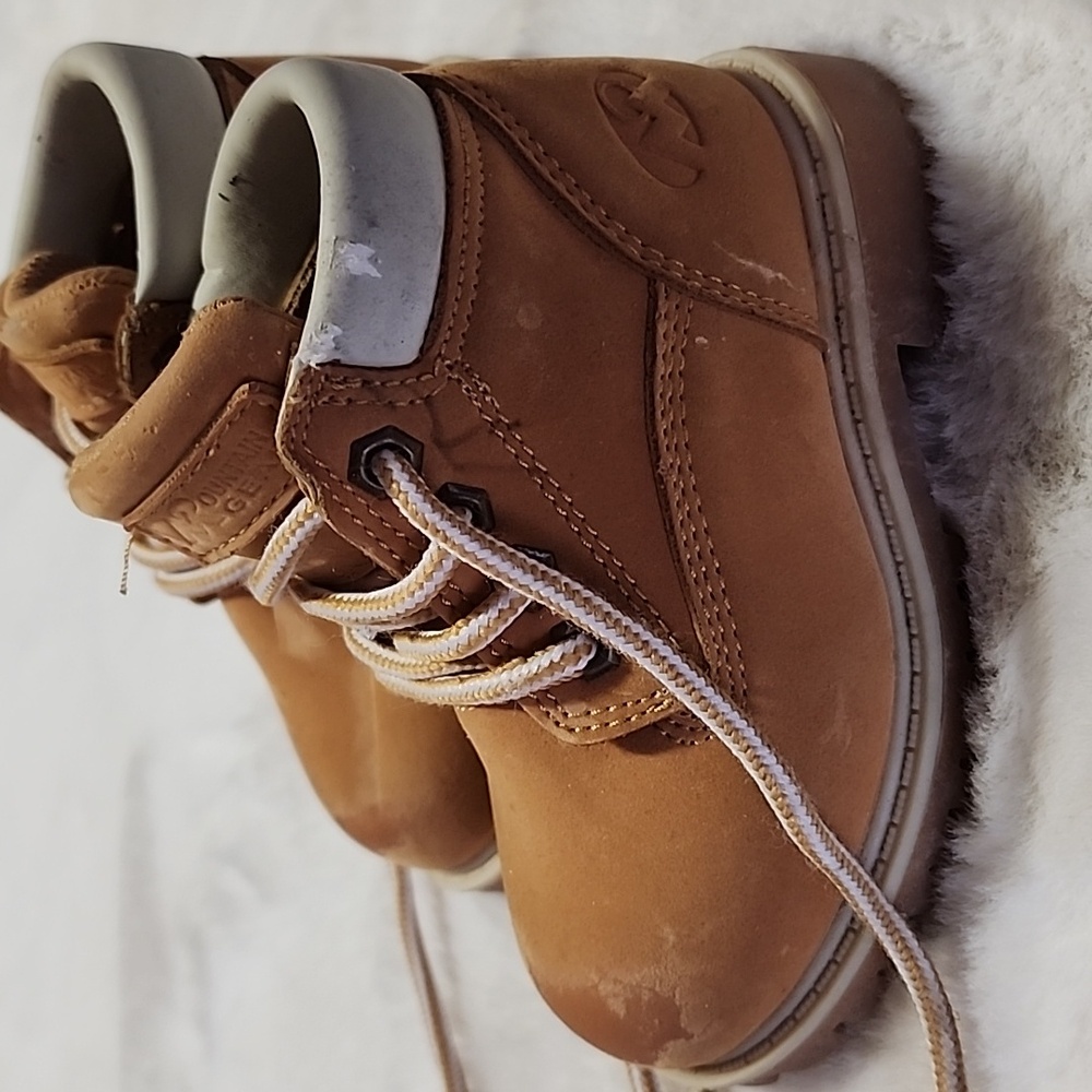MOUNTAIN GEAR KIDS  SIZE  7.  SYNTHETIC UPPER BOOTS.